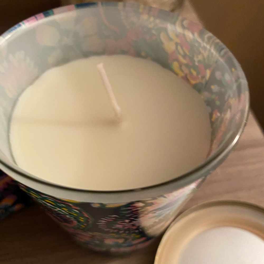 🎉HOST PICK🎉 Lilly Pulitzer candle - Picture 3 of 4